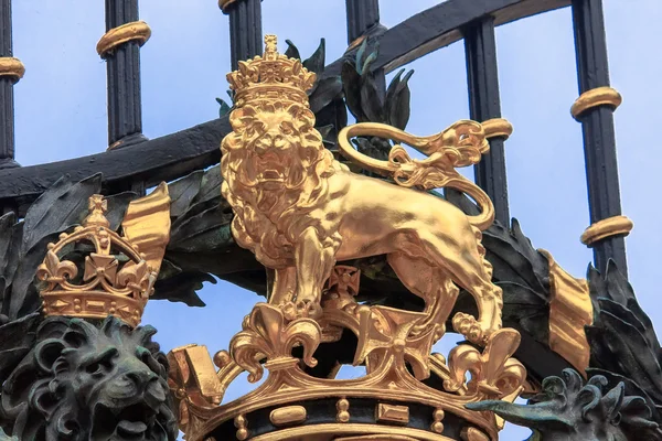 Detalhe do portão de entrada no palácio de Buckingham — Fotografia de Stock