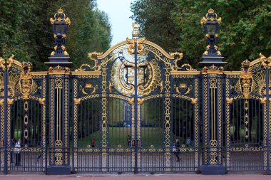 Buckingham Sarayı'na giriş kapısı detay