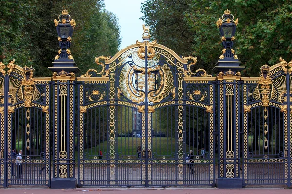 Detalhe do portão de entrada no palácio de Buckingham — Fotografia de Stock