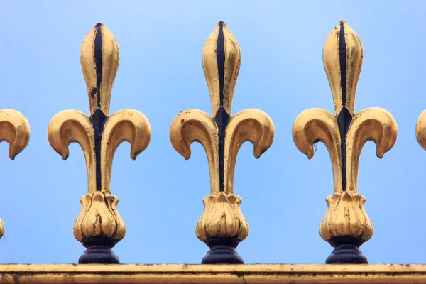 Detalhe do portão de entrada no palácio de Buckingham — Fotografia de Stock