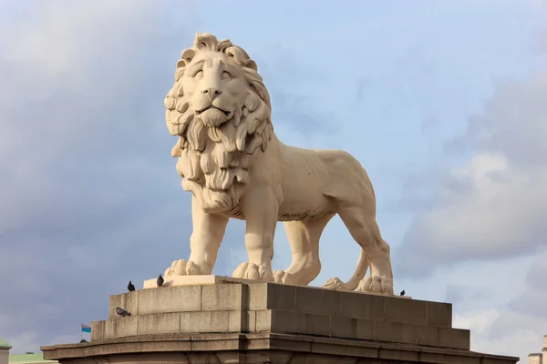 Lejonet statyn på Westminster bridge, London — Stockfoto