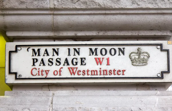 Man in de maan passage straatnaambord, Londen — Stockfoto