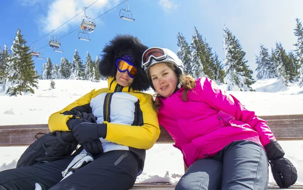 Matka i córka na wakacje na nartach — Zdjęcie stockowe