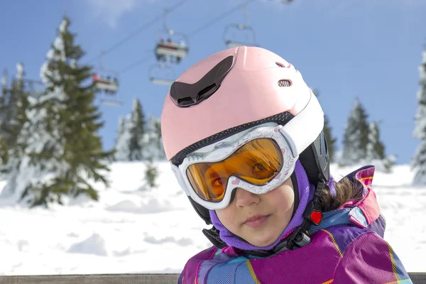 Mädchen mit Skibrille und Helm — Stockfoto