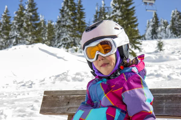 Menina com óculos de esqui e capacete — Fotografia de Stock