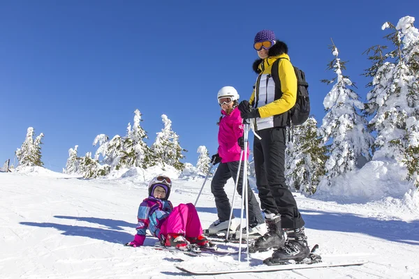 Семья на лыжном склоне — стоковое фото