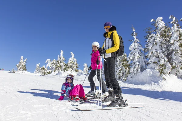 Familie auf der Skipiste — Stockfoto