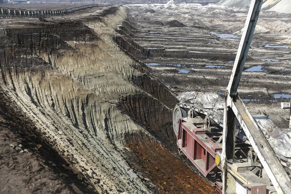 Una excavadora gigante en una mina de carbón — Foto de Stock