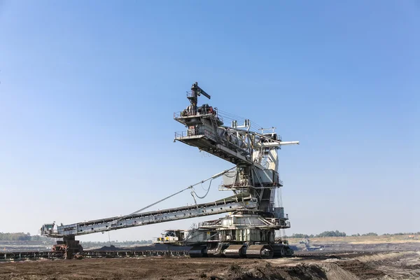 En gigantisk grävskopa i en kolgruva — Stockfoto