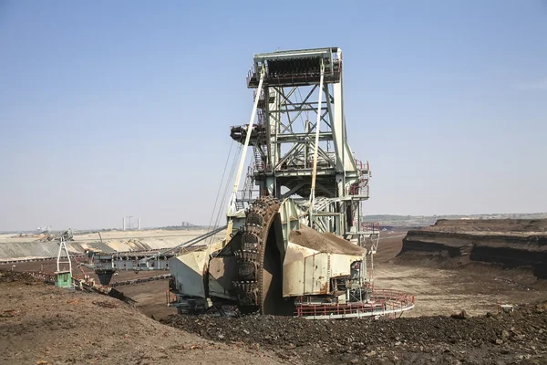 Un escavatore gigante in una miniera di carbone — Foto Stock