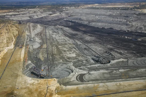 Большие экскаваторы в угольной шахте, вид с воздуха — стоковое фото