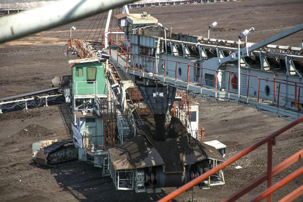 Stora grävmaskiner i kolgruva — Stockfoto