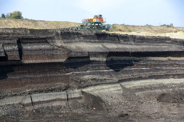 Stora grävmaskiner i kolgruva — Stockfoto