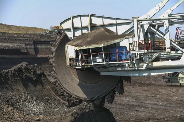 石炭鉱山の大型ショベル — ストック写真