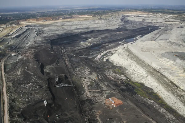 Stora grävmaskiner i kolgruva, Flygfoto — Stockfoto