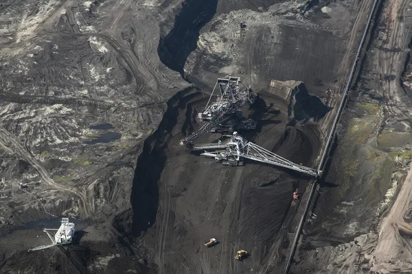 Grote graafmachines in kolenmijn, luchtfoto — Stockfoto