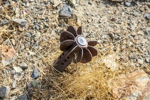 Projéctil não detonado no campo — Fotografia de Stock