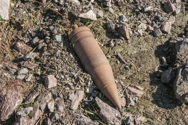 Unexploded projectile in the field — Stock Photo, Image