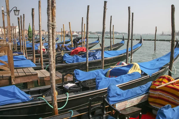 Традиційні гондоли у Венеції, Італія — стокове фото