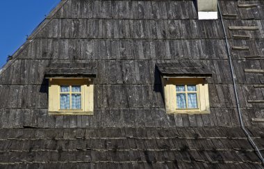 çatı ve pencere eşiği