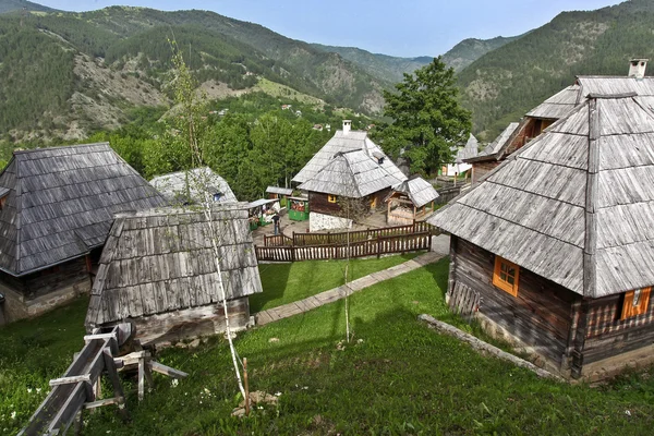 Etno-falu hegyi természetvédelmi Mokra Gora, Szerbia — Stock Fotó