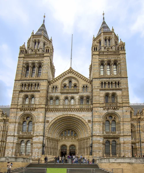 People visit Natural History Museum in London, UK — Stock Photo, Image