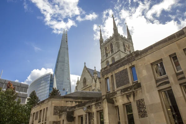 Southwark Cathedral and Shard building. — Stock Photo, Image