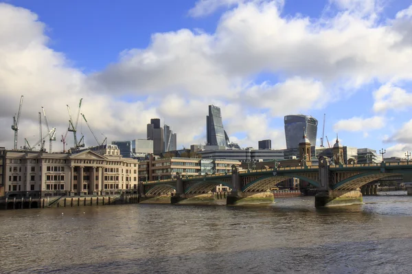 Skyline London - Southwark bridge és a City London. Egyesült Királyság. — Stock Fotó