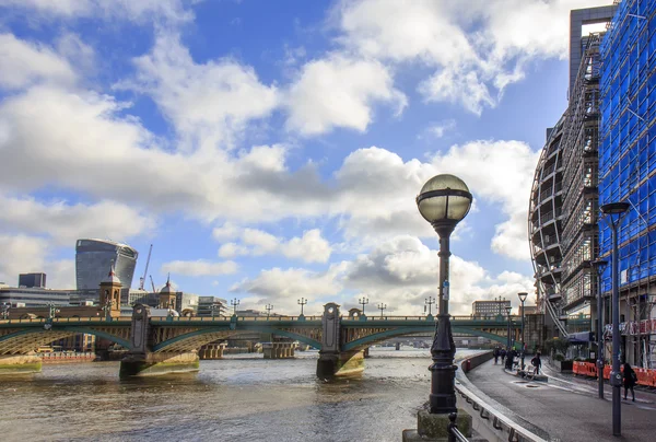 สายฟ้าลอนดอน - เมืองลอนดอนและสะพาน Southwark.UK . — ภาพถ่ายสต็อก