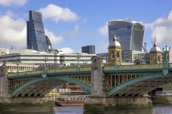 De skyline van Londen - City of London en Southwark bridge. Verenigd Koninkrijk. — Stockfoto