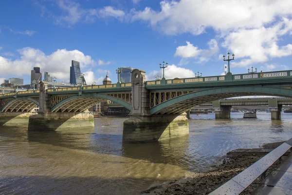 De skyline van Londen - City of London en Southwark bridge. Verenigd Koninkrijk. — Stockfoto