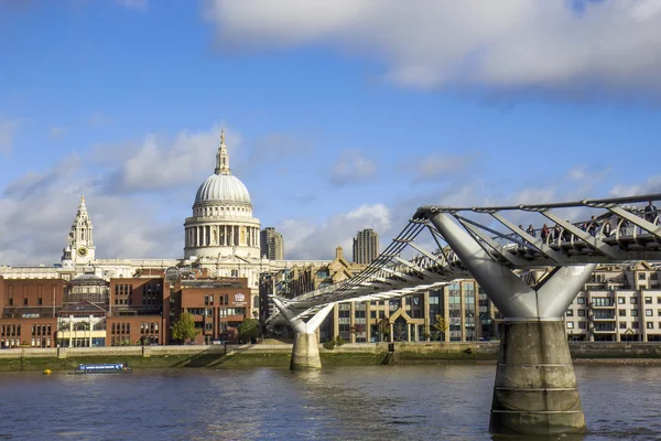 Θέα στον καθεδρικό ναό του Αγίου Παύλου και την γέφυρα της χιλιετηρίδας, Λονδίνο — Φωτογραφία Αρχείου