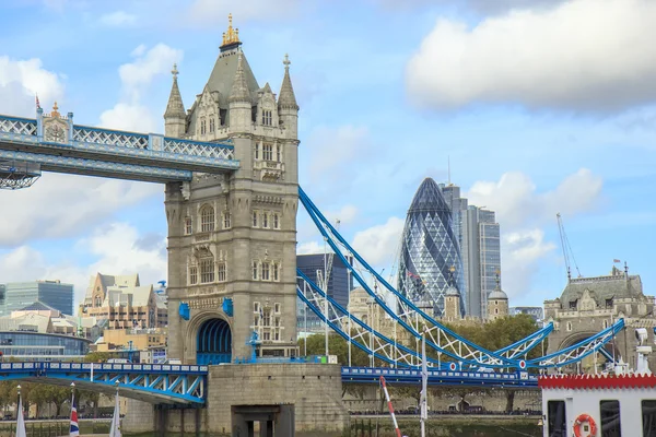 Detail of girders and tower on Tower Bridge from the South Bank — Stock Photo, Image