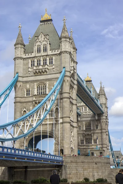 Wszystko dźwigarów oraz wieżą na Tower Bridge z South Bank — Zdjęcie stockowe