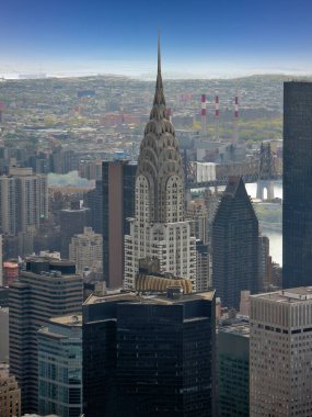 Yüksek açılı, yoğun bir Manhattan caddesi ve çevresindeki binaların dikey görüntüsü.