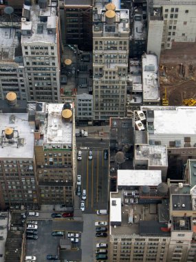 dikey, yüksek açılı bir manzara Manhattan caddesine bakıyor