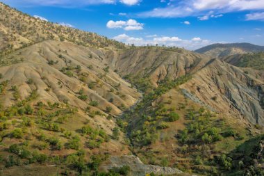 Kürdistan 'daki kuru, engebeli Zagros eteklerinin geniş açılı manzarası