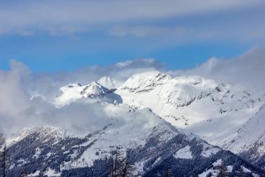 Muhteşem, geniş bir dağ manzarası, muhtemelen Avusturya Alpleri.