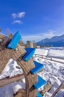 Büyük, kırsal ahşap bir tekerlek, dekoratif veya eski su destekli bir yapının parçası.