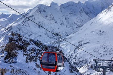 Avusturya Alplerinde bir dağdan yükselen gondol kulübesi