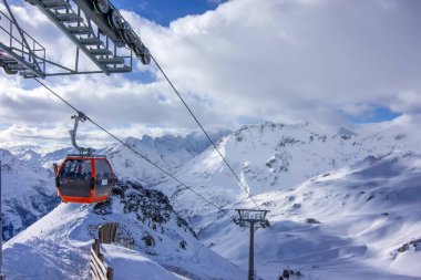 Avusturya Alplerinde bir dağdan yükselen gondol kulübesi