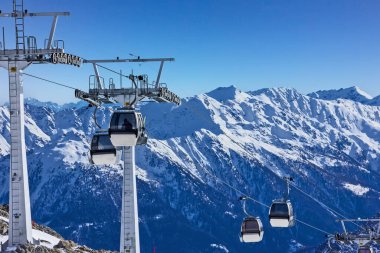 Alp gondolları yüksek karlı dağlara tırmanır.