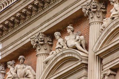 Palais Eschenbach cephesinde detaylı bir mimari fırça ve kemer.