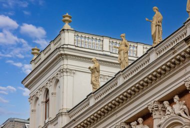 Viyana 'daki Palais Eschenbach' ın zarif çatısı.