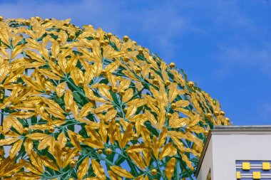 Viyana 'daki Art Nouveau Secession Building' in ikonik, yaldızlı yaprak kubbesine yakın plan görüntüsü.