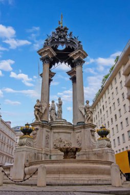 Viyana 'daki Veba Sütunu, son derece süslü bir Barok anıtı.