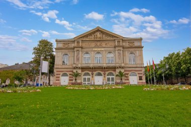 Baden-Baden 'deki tiyatro binası, Neo-Rönesans mimarisinin en önemli örneklerinden biri.