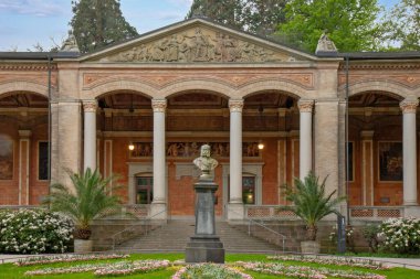 Trinkhalle binası, açık bir gezinti alanı oluşturan uzun, ritmik sütunlarıyla tanımlanır.