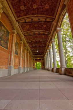 Trinkhalle sütununun uzun, tekrarlayan iç görünümü