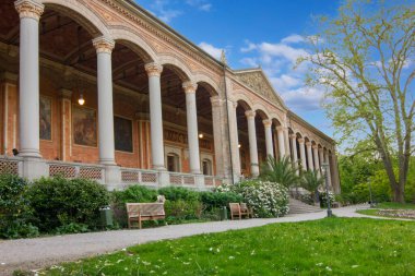 Trinkhalle binası, açık bir gezinti alanı oluşturan uzun, ritmik sütunlarıyla tanımlanır.